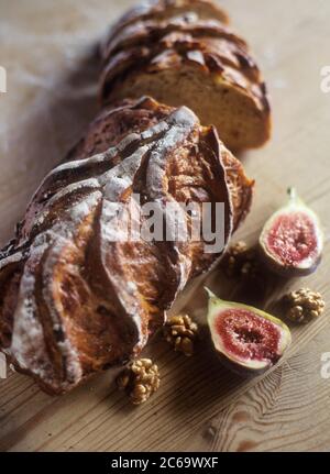 Ein Feigenbrot und ein Walnussbrot Stockfoto