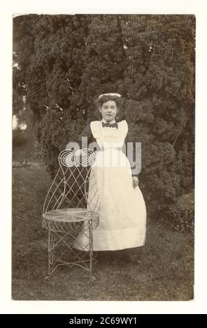 Anfang des 20. Jahrhunderts Postkartenportrait im Freien einer Magd im Garten eines Landhauses, um 1905, von W. Lee, Abbey Town, Cumbria, England, Großbritannien Stockfoto