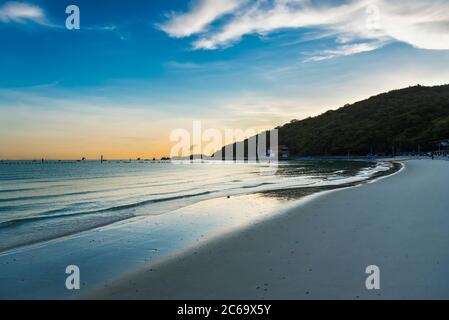 Bilder vom Tawaen Beach in der Morgendämmerung ging die Sonne auf, Morgensonnenaufgangszeit auf Koh Lan Insel nach dem Ausbruch des Covid 19 Virus. Stockfoto