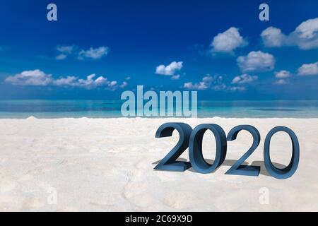 Happy New Year 2020 kommt Konzept tropischen Ozean Sandstrand Schriftzug. Exotische Neujahrsfeier Konzept Bild. Stockfoto