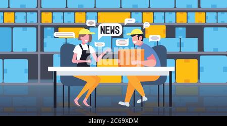 Lagerarbeiter im Chat während des Treffens diskutieren täglich Nachrichten Chat Blase Kommunikation Konzept moderne Lagerhaus Innenraum volle Länge horizontale Vektor-Illustration Stock Vektor