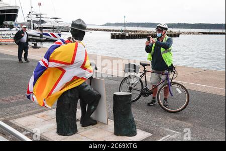 Poole, Großbritannien. Juli 2020. Die Statue von Lord Robert Baden-Powell wurde am Poole Quay in Dorset aufgedeckt. Die Statue, die Brownsea Island überblickt, wo das erste Pfadfinderlager stattfand, wurde im Juni vom BCP-Rat eingekerkelt, nachdem Bedenken geäußert wurden, dass die Statue im Zuge der Proteste gegen Black Lives Matter beschädigt werden könnte. Kredit: Richard Crease/Alamy Live Nachrichten Stockfoto