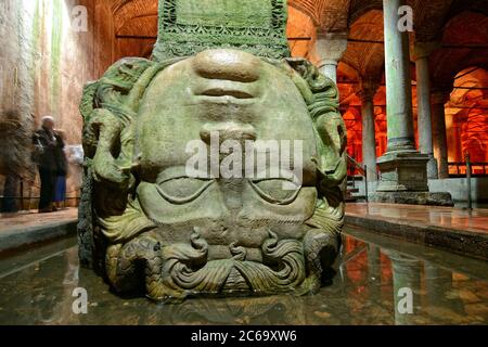 ISTANBUL - NOV 11: Medusa Kopf in der Basilica Zisterne am 11. Nov 2010 in Istanbul, Türkei. Es ist 143m lang und 65m breit unterirdisches Wasser conta Stockfoto