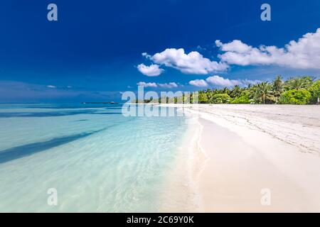 Schöner Strand mit Palmen auf tropischen Insel Strand auf Hintergrund blauen Himmel mit weißen Wolken und türkisfarbenem Meer an sonnigen Tag. Exotische Strandszene Stockfoto