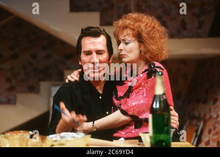 Alison Steadman (Mari Hoff), Pete Postlethwaite (Ray Say) in THE RISE AND FALL OF LITTLE VOICE von Jim Cartwright im Cottesloe Theater, National Theatre (NT), London SE1 16/06/1992 Musik: Terry Davies Design: William Dudley Beleuchtung: Mick Hughes Bewegung: Jane Gibson Regie: Sam Mendes Stockfoto