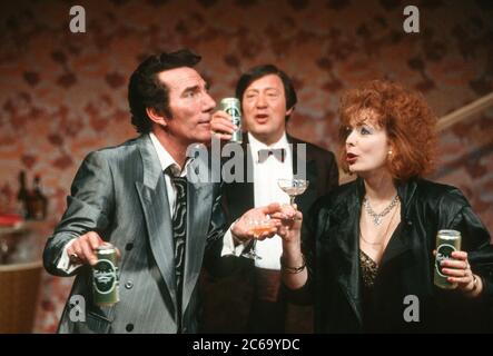 l-r: Pete Postlethwaite (Ray Say), George Raistrick (Mr Boo), Alison Steadman (Mari Hoff) in THE RISE AND FALL OF LITTLE VOICE von Jim Cartwright im Cottesloe Theatre, National Theatre (NT), London SE1 16/06/1992 Musik: Terry Davies Design: William Dudley Beleuchtung: Mick Hughes Bewegung: Jane Gibson Regie: Sam Mendes Stockfoto