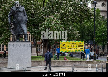 London, Großbritannien. Juli 2020. Pro Europe Sodem, angeführt von Steve Bray, Protest zeitlich für Kanzler - Kanzler, Rishi Sunak verlässt No.11 Downing Street, um eine Sommer-wirtschaftliche Update in einer Erklärung an das Parlament zu liefern. Es wird kein Budget sein, sondern eher wie die Ausgabenüberprüfung. Kredit: Guy Bell/Alamy Live Nachrichten Stockfoto