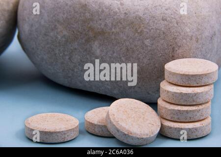 Farbige Tabletten aus der Verpackung. Farbige Pillen mit einem einfachen Hintergrund und verschiedenen Farben zusammen. Stockfoto