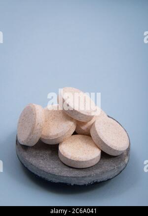 Farbige Tabletten aus der Verpackung. Farbige Pillen mit einem einfachen Hintergrund und verschiedenen Farben zusammen. Stockfoto