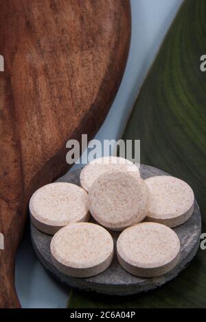 Farbige Tabletten aus der Verpackung. Farbige Pillen mit einem einfachen Hintergrund und verschiedenen Farben zusammen. Stockfoto