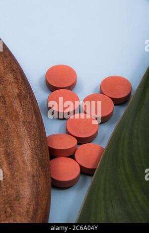 Orange Tabletten zusammen von oben. Orange Tablets, die nicht im Lieferumfang enthalten sind. Stockfoto