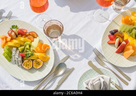 Frühstück im Swimmingpool, schwimmendes Frühstück im tropischen Resort. Tisch relaxen im ruhigen Poolwasser, gesundes Frühstück und Obstteller am Resortpool Stockfoto