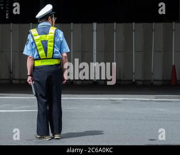 Verkehrsführer, der mitten in der Shibuya Street, Tokyo, Japan, steht Stockfoto