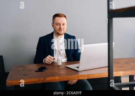 Attraktive junge Geschäftsmann tragen Mode Anzug ist die Anwendung Desinfektionsmittel Stockfoto