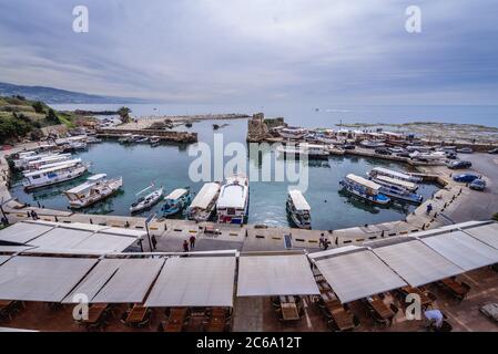 Luftaufnahme im Hafen von Byblos, größte Stadt im Mount Libanon Governorate des Libanon, Blick Ruinen des alten Hafens Stockfoto