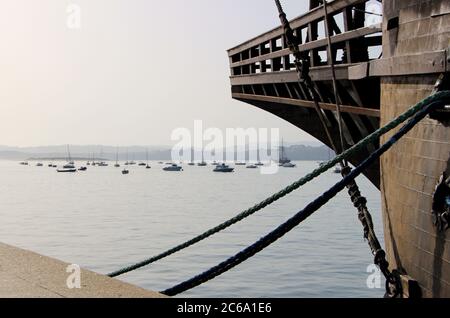 Bug der Nachbildung des Victoria-Schiffes eine Karacke und das erste Schiff, das den Globus umrundet, liegt in Santander mit starkem Morgenlicht Stockfoto