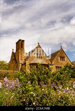 Ein englisches Herrenhaus und ummauerten Garten an einem Sommertag. Stockfoto