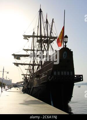 Nachbildung des Victoria-Schiffes eine Karacke und das erste Schiff, das den Globus umrundet, vor Santander mit starkem Morgenlicht durch Dunst Stockfoto