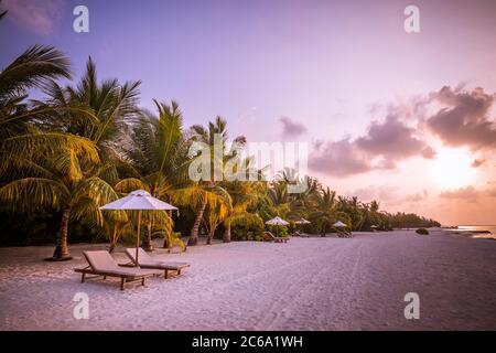 Wunderschöner Strand. Liegestühle am Sandstrand in der Nähe des Meeres. Sommerurlaub und Urlaubskonzept für den Tourismus. Ruhige Landschaft, entspannender Strand, wunderbar Stockfoto