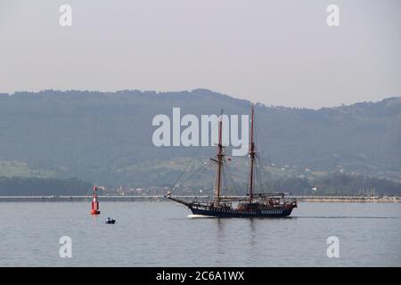 Das Hochschiff Atyla Trainingsschiff auf dem Weg auf See aus der Bucht in Santander in der Morgensonne Stockfoto