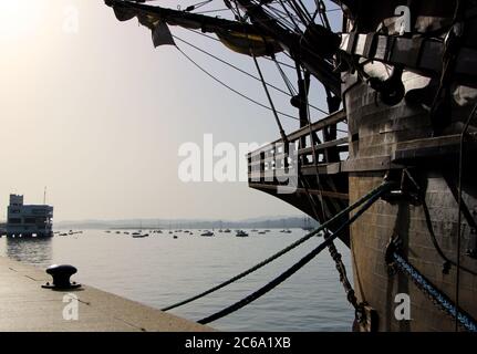 Bug der Nachbildung des Victoria-Schiffes eine Karacke und das erste Schiff, das den Globus umrundet, liegt in Santander Stockfoto