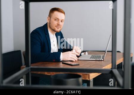 Schöne junge Geschäftsmann tragen Mode Anzug ist die Anwendung Desinfektionsmittel Stockfoto