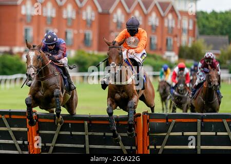 Adam Wedge auf Dagueneau (links) räumen die letzten, um die Download the LOW6 App Novizen' Hurdle auf Stratford-on-Avon Racecourse zu gewinnen. Stockfoto