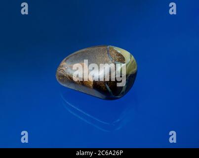 Australischer Boulder Opal geschliffen, um den Glanz des Opals zu erhöhen Stockfoto