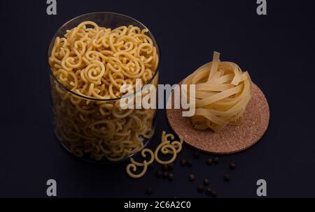Formen Sie Pasta in verschiedenen Größen und Farben aus nächster Nähe. Stockfoto