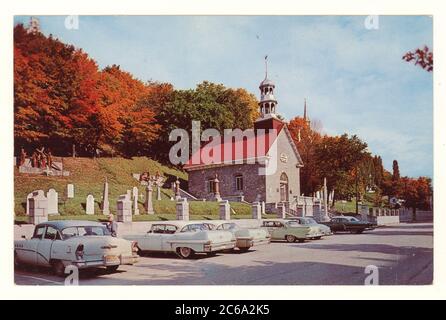 Mitte des Jahrhunderts farbige Postkarte von La Petite Chapelle et la Fontaine Miraculeuse, Sainte Anne de Beaupre, Quebec, Kanada, während des Herbstes, (der Herbst) datiert 1962 Stockfoto