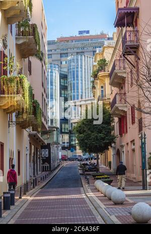 Saifi Village Wohnviertel gehobenes Viertel in Beirut, Libanon, Blick auf Borj Al Ghazal Bankgebäude Stockfoto