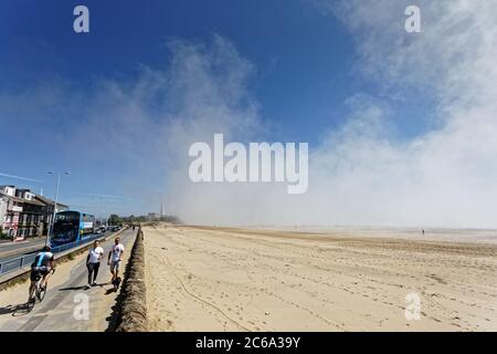 Im Bild: Die niedrige Wolke über dem Strand, während Häuser auf der anderen Straßenseite in Swansea Bay, Wales, Großbritannien der Sonne ausgesetzt sind. Mittwoch, 20. Mai 2020 Re Stockfoto