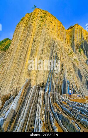 Steil gekippte Schichten von Flysch, Flysch Cliffs, Baskische Küste UNESCO Global Geopark, European Geopark Network, Zumaia, Guipúzcoa, Baskenland, Spanien Stockfoto