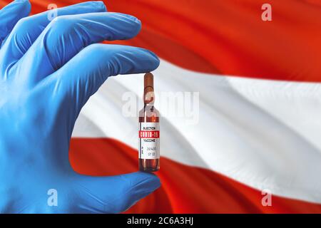 Österreich Flagge mit Coronavirus Covid-19 Konzept. Arzt mit blauen Schutzhandschuhen mit einer Impfstoffflasche. Epidemic Virus, Cov-19, Corona vi Stockfoto