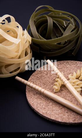 Formschöne und bunte Pasta in verschiedenen Größen und Farben aus nächster Nähe. Stockfoto