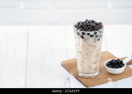Bubble Milch Tee mit Tapioka Perle Belag, berühmte taiwanesische Getränk auf weißem Holztisch Hintergrund in Trinkglas, Nahaufnahme, kopieren Raum Stockfoto