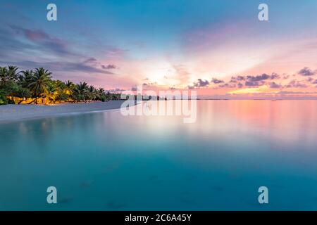 Sonnenuntergangslandschaft des Paradieses tropischen Insel Strand. Ruhiger, farbenfroher Himmel mit Seestrail. Exotische Sommer Natur Landschaft, Küste, Ufer Stockfoto