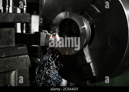 Industrielle Werkzeuge zum Schneiden und Bohren von Löchern in Metallteilen mit einer speziellen Vorrichtung oder Vorrichtung. Stockfoto