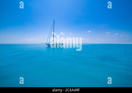Schöne Bucht mit Segelboot. Sommer Freizeit erstaunliche Aussicht auf Yacht, Schwimmen Frau und klares Wasser Stockfoto