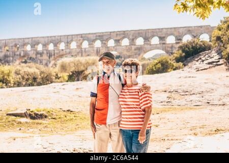 Vers-Pont-du-Gard, Gard / Occitanie / Frankreich - 26. September 2018: Ein Ehepaar von Europäern im Alter werden vor dem Hintergrund von fotografiert Stockfoto