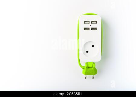 USB-Steckdosenleiste Grünes Netzkabel zum Aufladen von Geräten und elektronischen Geräten. Stockfoto