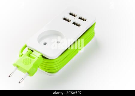 USB-Steckdosenleiste Grünes Netzkabel zum Aufladen von Geräten und elektronischen Geräten. Stockfoto