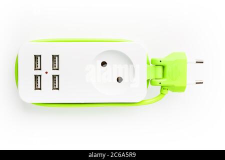 USB-Steckdosenleiste Grünes Netzkabel zum Aufladen von Geräten und elektronischen Geräten. Stockfoto