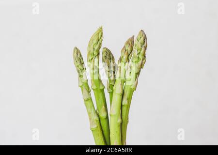 Gourmets betrachten Spargel als Delikatesse und essen ihn ruhig roh - aber Spargel wird in verschiedenen Formen zum Kochen verwendet - grüne Stiele werden gekocht, geschmort, freitags Stockfoto