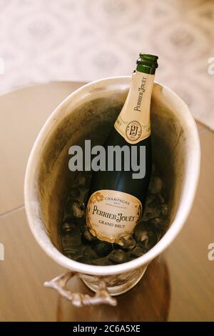 Budva, Montenegro - 10. juni 2020: Eine Flasche Perrier-Jouet Grand Brut in einer Metallvase mit Eis auf dem Tisch. Stockfoto