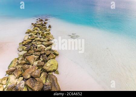 Felsen, Meer und blauer Himmel Reflexion auf ruhigen Meer Stockfoto
