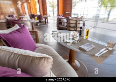 Modernes Restaurant am Strand. Tischeinstellung im tropischen Strandrestaurant. Stockfoto