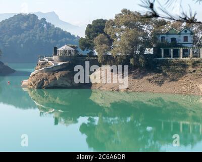 Andalusien in Spanien: das Haus am See des Ingenieurs (Casa del Ingeniero) auf das türkisfarbene Wasser der Quebrada del Conde de Guadalhorce Stockfoto