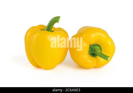 Zwei ganze reife gelbe Paprika isoliert auf weißem Hintergrund. Frische Ruits und Gemüse, vegetarische Lebensmittel, Rohkost. Vorderansicht. Stockfoto