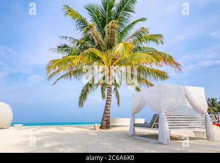 Gelassenheit Strand Hintergrund, Luxus Strand Baldachin und Reise oder Sommerurlaub Konzept. Blauer Himmel mit weißem Sand für sonnige Strandlandschaft Hintergrund Stockfoto